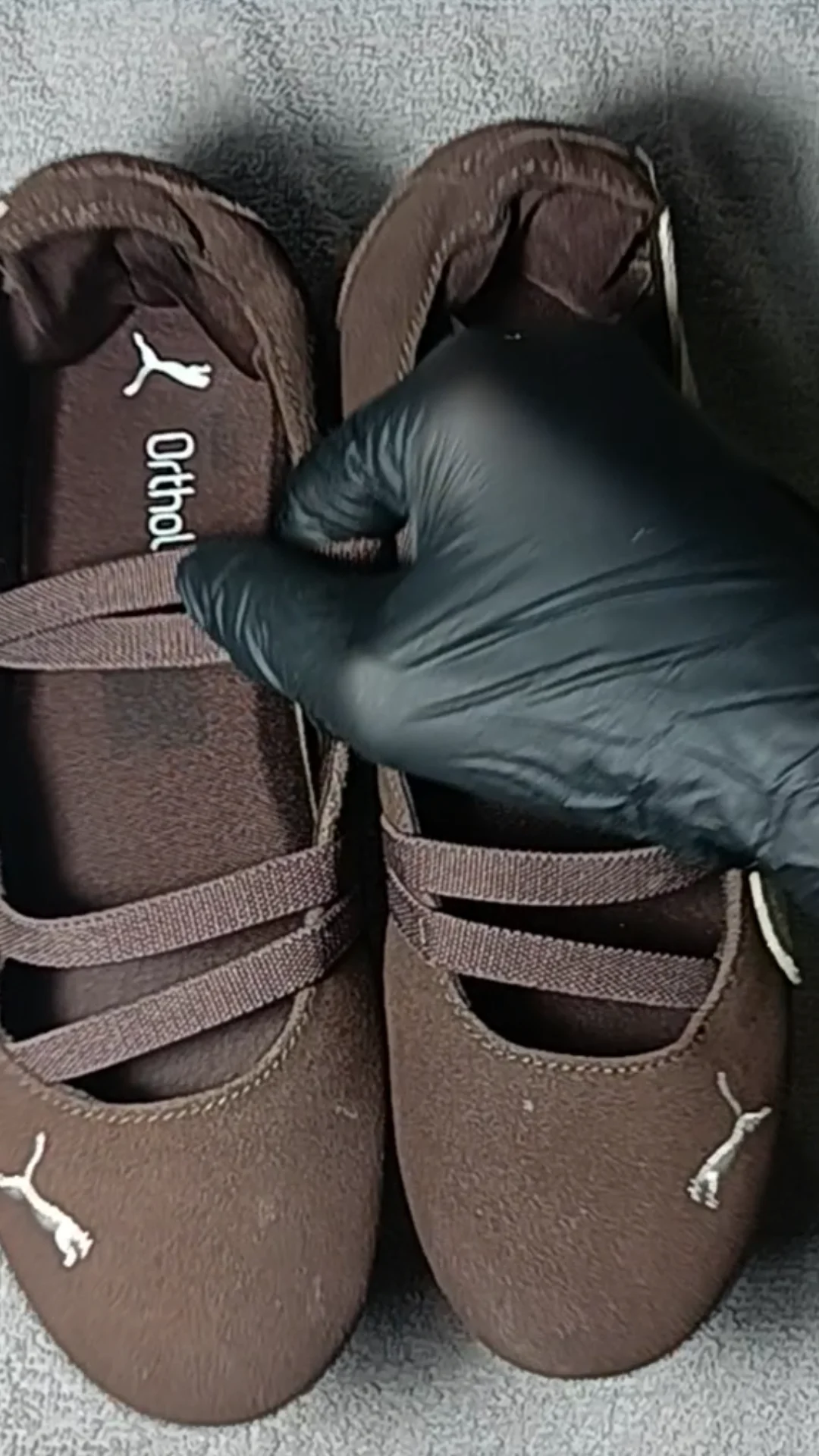 Inspeksi awal sepatu suede