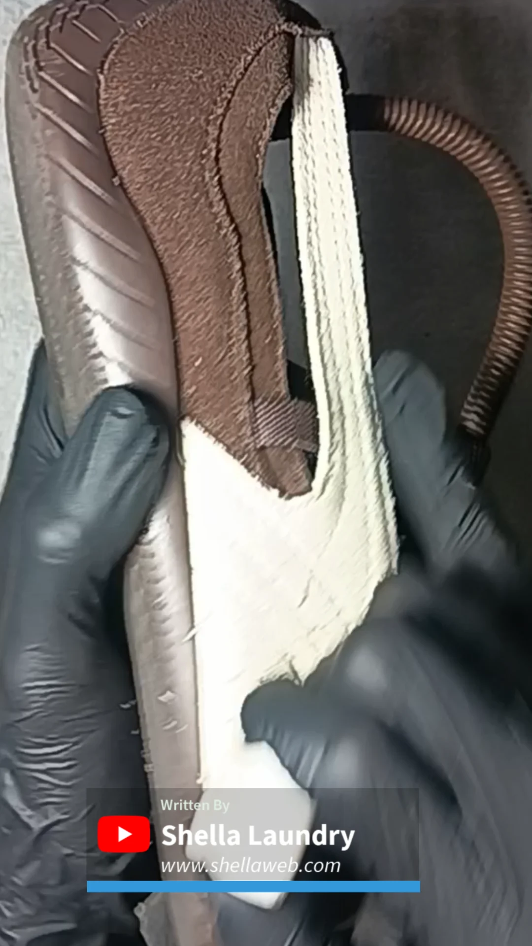 Pembersihan lembut dengan penghapus pensil dan shoe last
