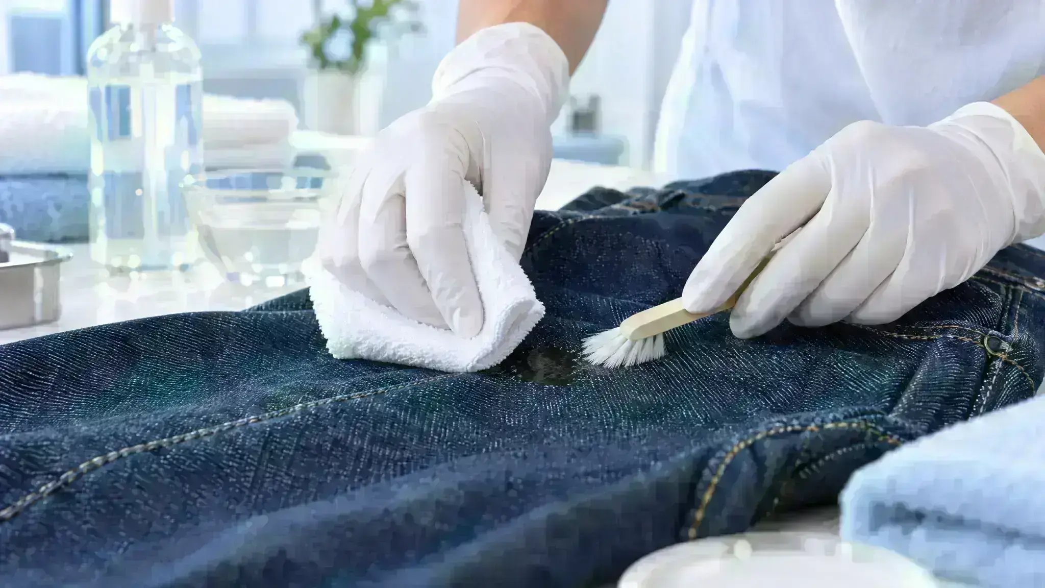 Membersihkan noda jeans dengan lembut untuk menjaga tekstur bahan